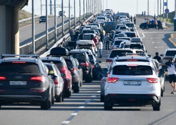 Очередь на Крымском мосту — за день его закрывали четыре раза, но пробки остаются в норме