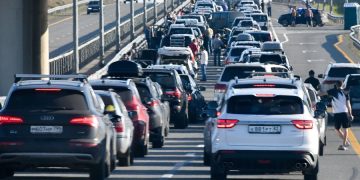 Очередь на Крымском мосту — за день его закрывали четыре раза, но пробки остаются в норме