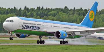 Самолёт Uzbekistan Airways — авиакомпания сокращает рейсы в Россию из-за дефицита керосина