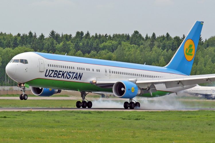 Самолёт Uzbekistan Airways — авиакомпания сокращает рейсы в Россию из-за дефицита керосина