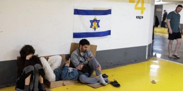 Улица Тель-Авива во время эскалации — Посольство РФ рекомендовало россиянам покинуть улицы и быть у укрытий