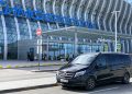 Автомобиль службы трансфера на дороге Крыма — стоимость поездок резко выросла из-за дефицита бензина