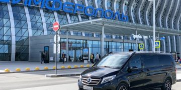 Автомобиль службы трансфера на дороге Крыма — стоимость поездок резко выросла из-за дефицита бензина