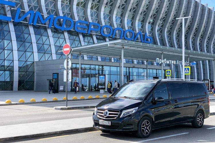 Автомобиль службы трансфера на дороге Крыма — стоимость поездок резко выросла из-за дефицита бензина