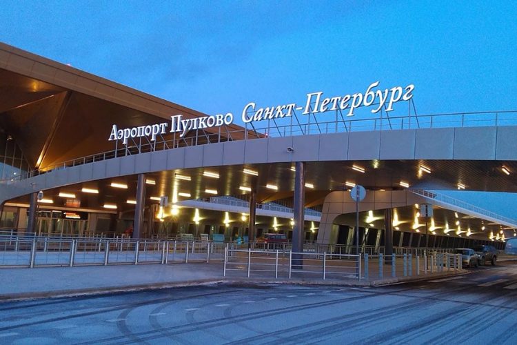 Аэропорт Пулково — здесь пассажирку не пустили на рейс Utair из-за ручной клади, что обернулось для авиакомпании штрафом в 280 000 рублей
