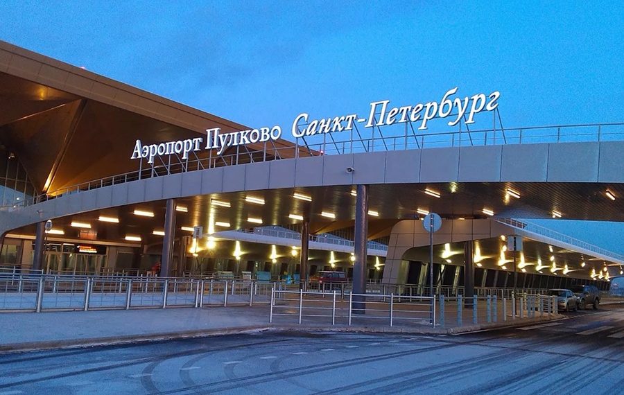 Аэропорт Пулково — здесь пассажирку не пустили на рейс Utair из-за ручной клади, что обернулось для авиакомпании штрафом в 280 000 рублей