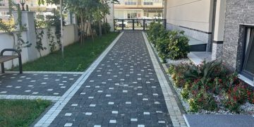 Газон у жилого комплекса в Махмутларе — клещи проникают в квартиры на первых этажах