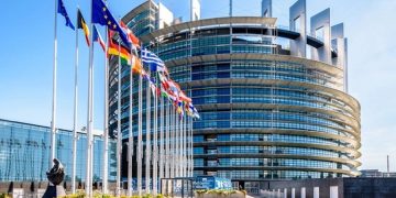 Здание Европарламента — коалиция из 11 стран ЕС требует ужесточения визовой политики для россиян