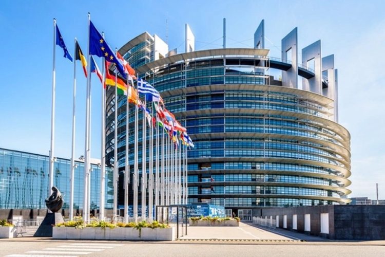 Здание Европарламента — коалиция из 11 стран ЕС требует ужесточения визовой политики для россиян
