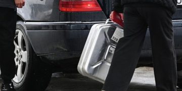 Очередь на заправку в Симферополе — водители занимают с четырёх утра, АИ-95 только по талонам