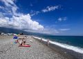 Пляж в Абхазии — турпоток растёт на фоне топливного кризиса в Крыму и сбоев в Сочи