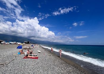 Пляж в Абхазии — турпоток растёт на фоне топливного кризиса в Крыму и сбоев в Сочи