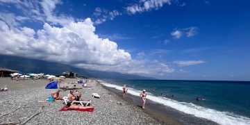 Пляж в Абхазии — турпоток растёт на фоне топливного кризиса в Крыму и сбоев в Сочи
