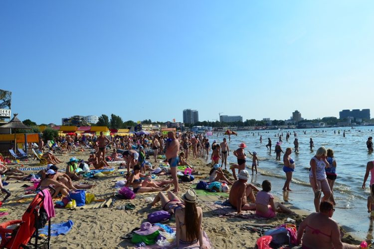 Пляж Анапы — курорт принимает туристов, отказавшихся от Крыма, бронирования выросли на 20%