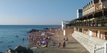 Пляж Николаевки — самый дешёвый курорт Крыма с песчано-галечным побережьем
