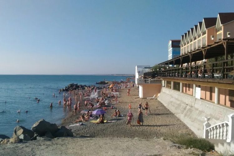 Пляж Николаевки — самый дешёвый курорт Крыма с песчано-галечным побережьем