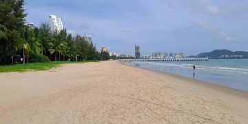 Пляж в Санье на острове Хайнань — здесь семья с детьми не смогла заселиться в забронированный отель