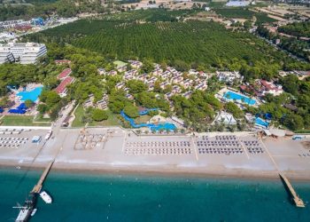 Бассейн пятизвёздочного отеля в Турции — в июле 2026 года такие гостиницы продаются по цене обычных «четвёрок»