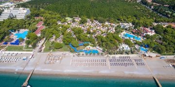 Бассейн пятизвёздочного отеля в Турции — в июле 2026 года такие гостиницы продаются по цене обычных «четвёрок»