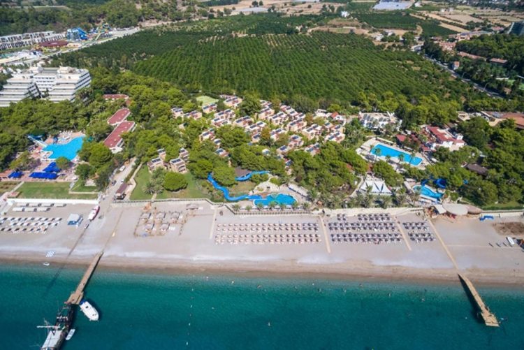 Бассейн пятизвёздочного отеля в Турции — в июле 2026 года такие гостиницы продаются по цене обычных «четвёрок»