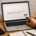 Предупреждение о файлах cookie на экране ноутбука — Роскомнадзор штрафует бизнес за отсутствие политики конфиденциальности на сайтах