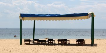Пустой пляж в Крыму — бронирования отелей рухнули на 61% в июне 2026 года