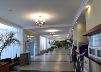 Очередь на ресепшен крымского отеля — отмены выросли в 3,5 раза, бизнес задерживает возвраты