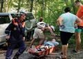 Спасатели эвакуируют пострадавшую на носилках из Крабового ущелья — женщина упала на скользких камнях
