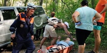 Спасатели эвакуируют пострадавшую на носилках из Крабового ущелья — женщина упала на скользких камнях