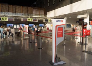 Стойка Turkish Airlines — четверых кубинцев не пустили на рейс из-за отсутствия панамских виз, возврат завис