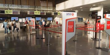 Стойка Turkish Airlines — четверых кубинцев не пустили на рейс из-за отсутствия панамских виз, возврат завис