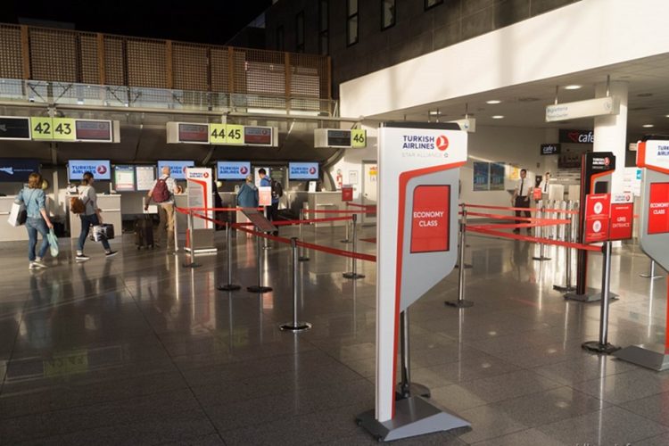 Стойка Turkish Airlines — четверых кубинцев не пустили на рейс из-за отсутствия панамских виз, возврат завис