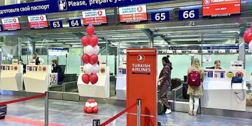 Стойка регистрации Turkish Airlines в Пулково — около 70 пассажиров не попали на рейс в Анталью