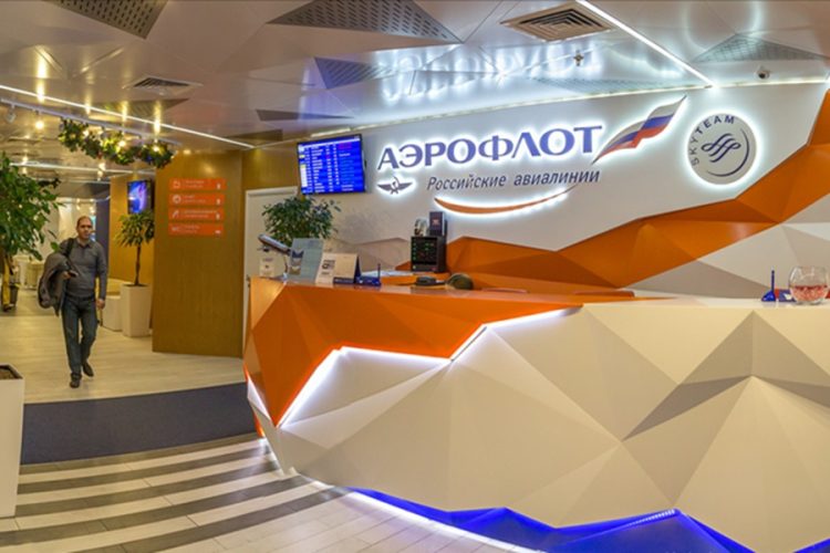 Стойка регистрации «Аэрофлота» в Пулково — пассажирка узнала о переносе рейса только в аэропорту