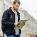 Турист с бумажной картой в Петербурге — город раздаёт путеводители на случай сбоев связи