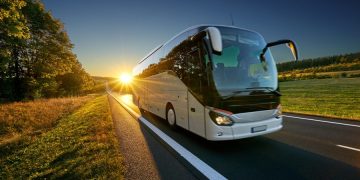 Туристический автобус на трассе — подорожание топлива вынуждает туроператоров переписывать ценники на экскурсии