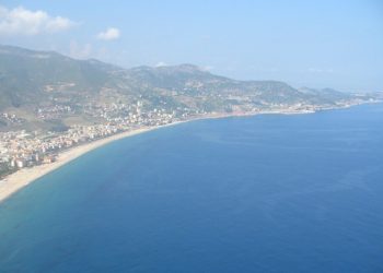 Чистые пляжи и море у отелей в Турции.