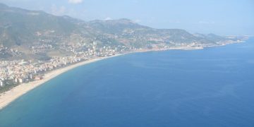 Чистые пляжи и море у отелей в Турции.