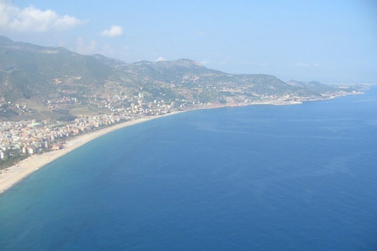Чистые пляжи и море у отелей в Турции.