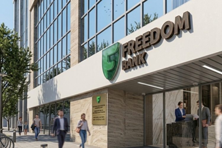 Отделение банка Freedom Finance. Туристы столкнулись с блокировкой переводов на карты банка из-за санкций против Цифра Банка.