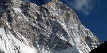 Заснеженный пик Макалу в Непале — российский альпинист обморозил пальцы из-за действий гида