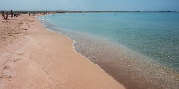 Полупустой пляж в Крыму — отели должны туристам 20 млрд рублей и не могут вернуть предоплату