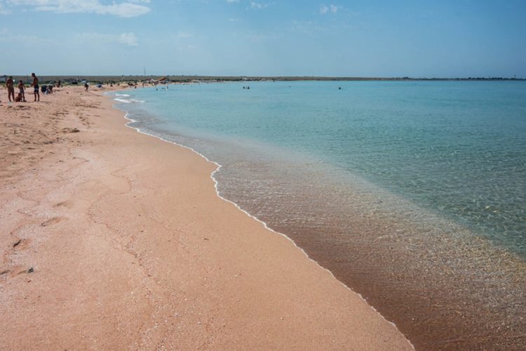 Полупустой пляж в Крыму — отели должны туристам 20 млрд рублей и не могут вернуть предоплату