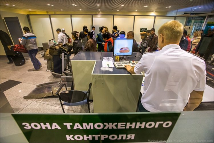 Зона таможенного контроля в Домодедово, где у пассажира нашли изумруды, спрятанные в нижнем белье