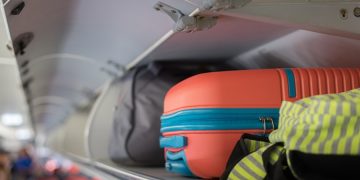 Салон самолёта во время ночного перелёта — у москвича украли валюту, заменив её на старые купюры