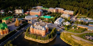Затопленная территория санатория «Обуховский» — гостей эвакуируют на лодках после разлива реки Пышма