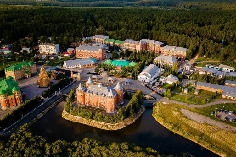 Затопленная территория санатория «Обуховский» — гостей эвакуируют на лодках после разлива реки Пышма