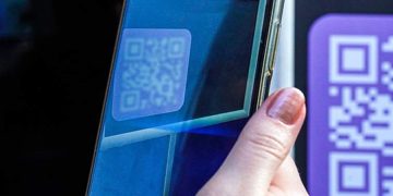 Предупреждение о мошеннических QR-кодах в аэропорту. Злоумышленники крадут данные через поддельные ссылки.