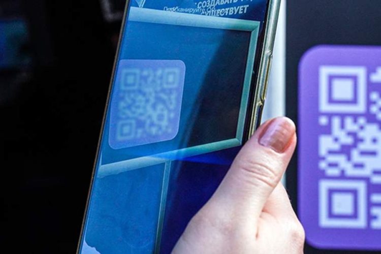 Предупреждение о мошеннических QR-кодах в аэропорту. Злоумышленники крадут данные через поддельные ссылки.