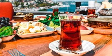 Туристам рекомендовали фотографировать меню на турецком курорте — экс-полицейский призвал фиксировать цены для защиты от обмана